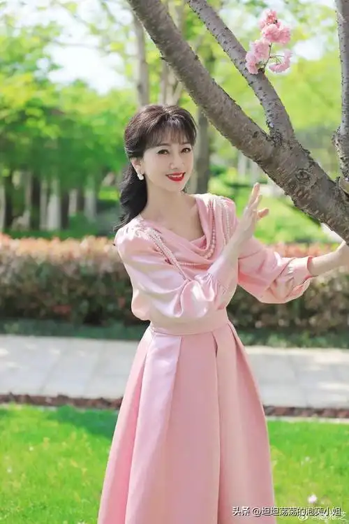 太不科学!70岁赵雅芝穿粉色连衣裙,脚踏细高跟鞋:老奶奶歇歇吧