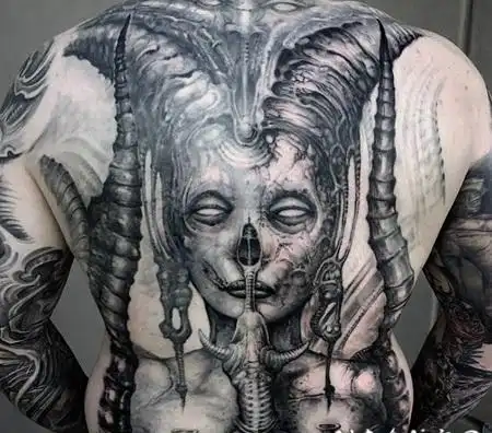 满背恶心的恶魔女人黑白纹身图案