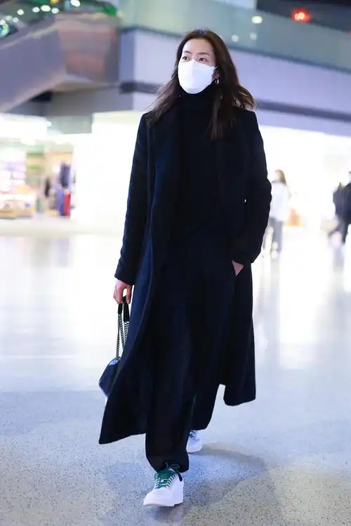 刘雯穿黑色西装大衣搭阔腿裤,又a又飒!