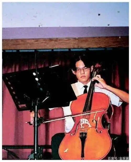 周杰伦童年照片曝光,中分发型引发回忆杀,五官立体青春帅气