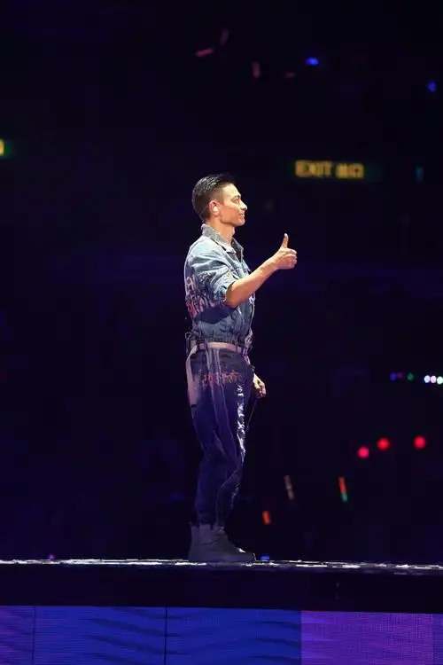 刘德华红馆演唱会 重现经典《忘情水》《冰雨》