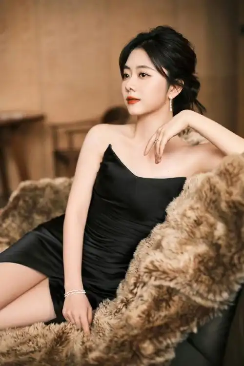 谭松韵黑色缎面垂感礼服##谭松韵锁骨窝好明显#谭松韵身材管理太好了