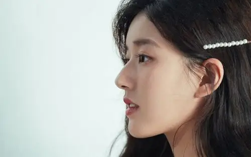 赵露思波浪卷时尚高清桌面壁纸