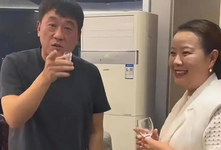 何冰吃个饭被求婚妻子倒贴钱也要嫁25年过去让她没嫁错人