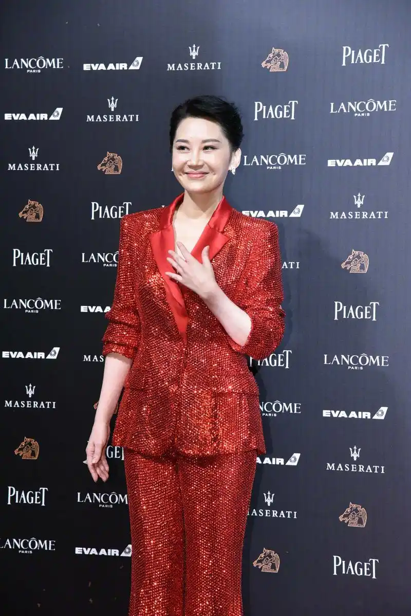 第55届金马奖#凭借《邪不压正》入围最佳女配角的许晴亮相金马奖禾汉