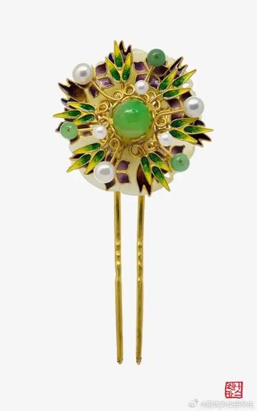 这款来自韩国当代首饰品牌的玉板簪,以其精美的设计和独特的韵味,成为