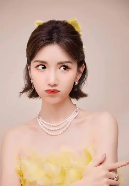 毛晓彤穿黄色花朵抹身材蓬蓬裙 明艳靓丽 俏皮可爱 露香肩雪肤甜美动