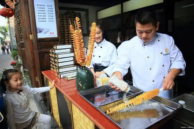 曾红火的旋风薯塔现状 成本和利润解析 龙卷风薯塔做法教学