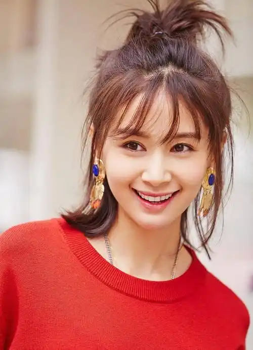 王子文换新发型拍大片,复古卷发优雅出众,美得差点认不出_气质_造型