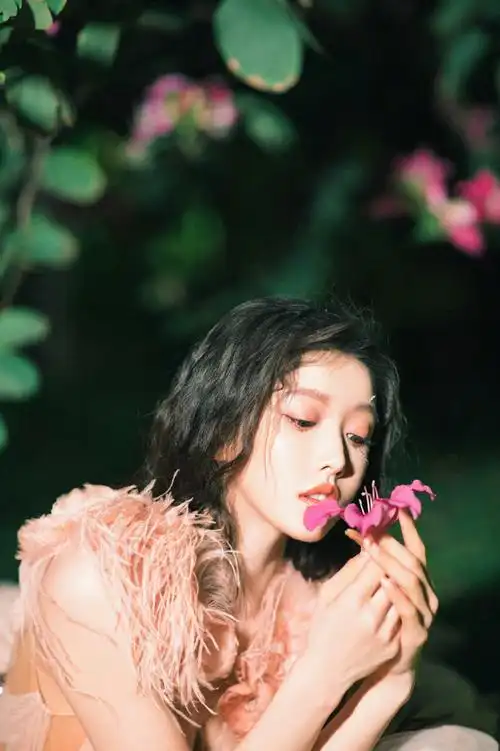 姜贞羽镶钻蝴蝶眼妆