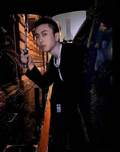 解开沪上皇秦奋的神秘面纱王思聪膜拜原来他是这样的人