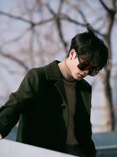 林彦俊氛围感大衣背影写真##林彦俊晒背影随拍