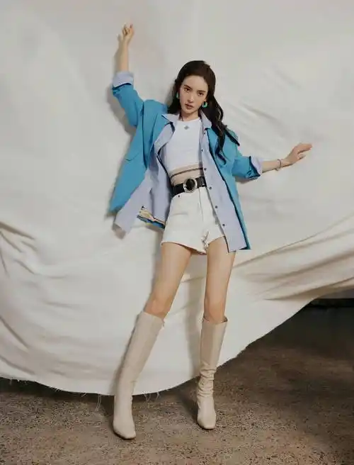 金晨不愧是舞蹈出身,两件单品叠穿好洋气,性感火辣的身材很撩人_造型