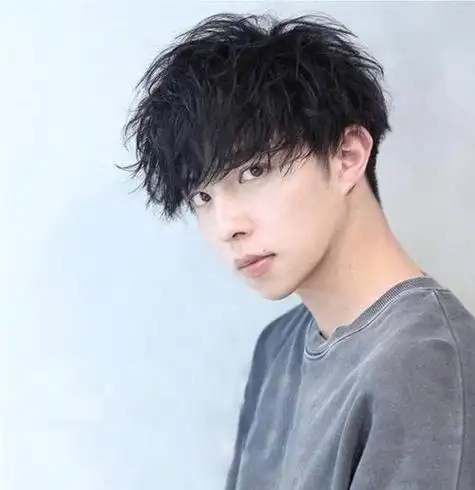 男生微烫发型带刘海,2021男生微烫头推荐_t唐人堂