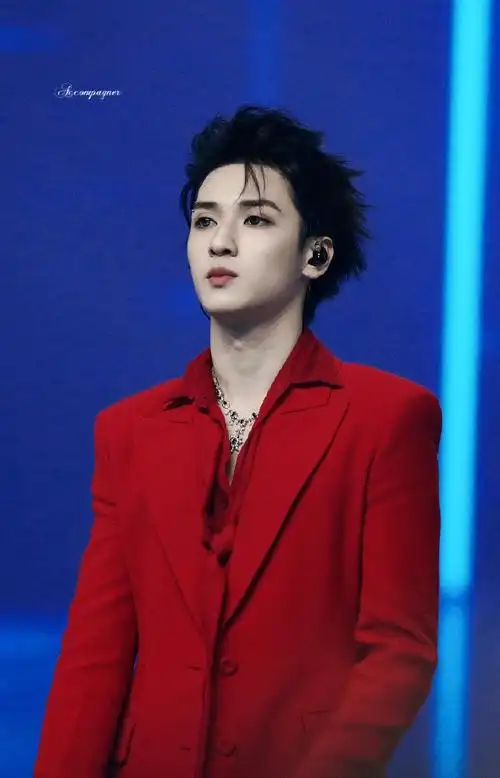 严浩翔超话红衣的神#严浩翔叁重楼暨出道四周年演唱会##严浩翔 舞台