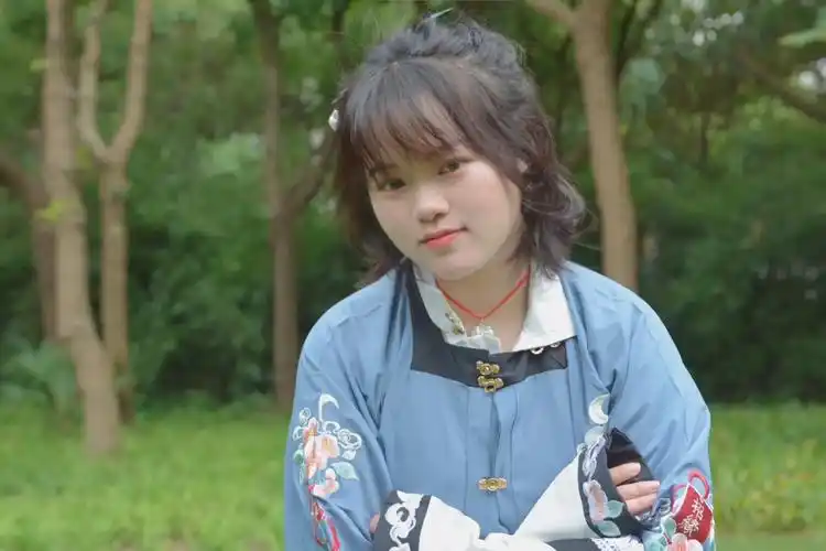 欲买桂花同载酒,终不似,少年!#笑容最治愈的女孩 #秋天 # - 抖音