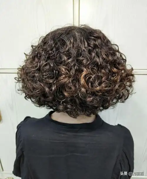 好了,越剪越精致,越烫越洋气的发型今天就先分享到这里,40到60岁的