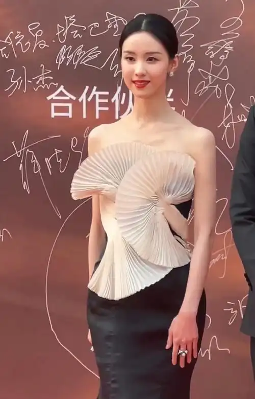 【陈都灵这两天的礼服出图造型#审美#加上鸡腿】陈都灵昨晚和今晚的