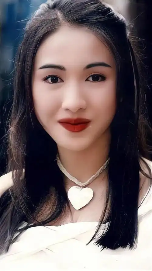 黎姿梨涡浅笑摇曳生姿年轻时的她美貌惊人