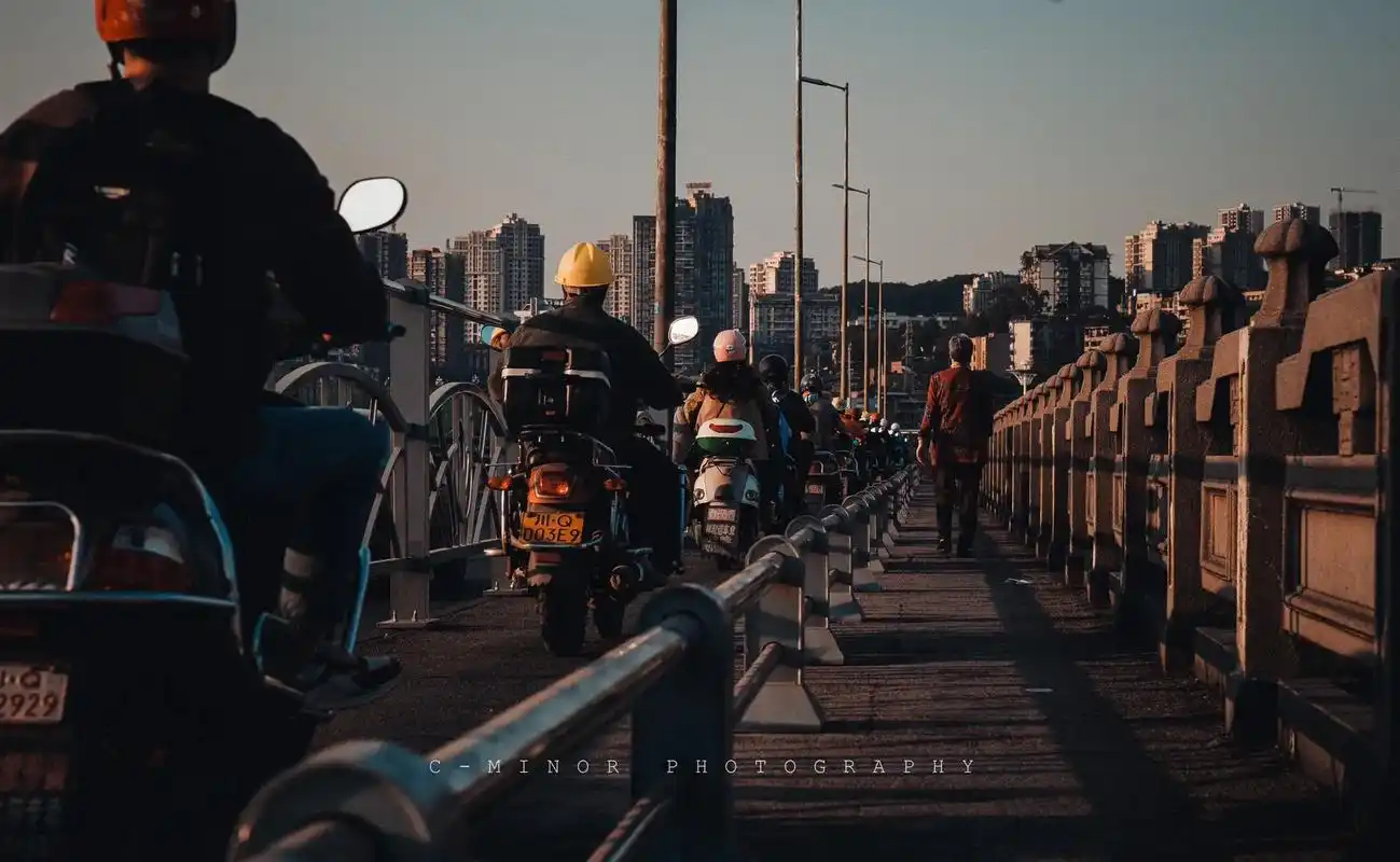 宜宾 晚高峰的岷江桥.#扫街 #纪实摄影 #宜宾 - 抖音