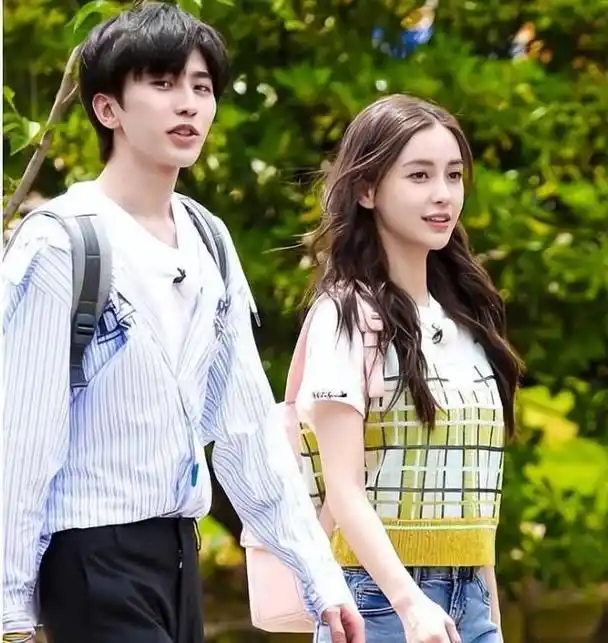 再被曝和17岁女生恋爱,熊抱亲密照曝光,蔡徐坤回应:不是我!