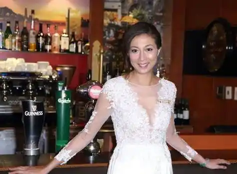 吴绮莉海边度假,脸涂"白漆"玩漂浮,47岁仍拥有超模好身材_网友_拉成龙