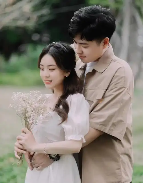 一男一女两个人拥抱的图片,一男一女现实情侣拥抱图