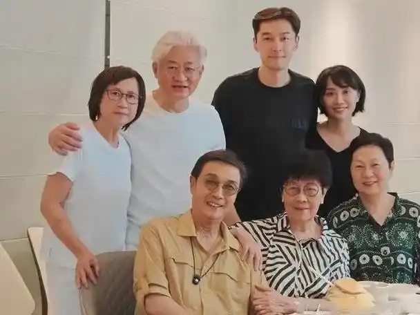 胡歌妻子首次公开露面,素颜难掩幸福,胡歌:和太太相处很融洽