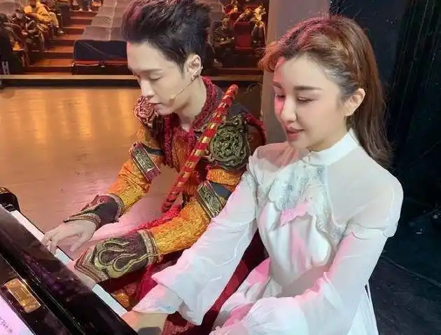 张艺兴张佳佳被曝恋爱,男方卡点为其庆生,女方删博被疑心虚|杨紫|黄磊