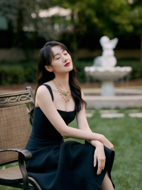 袁冰妍的身材居然这么"火辣",可爱面孔性感身材,穿黑色礼服秀迷人肩颈