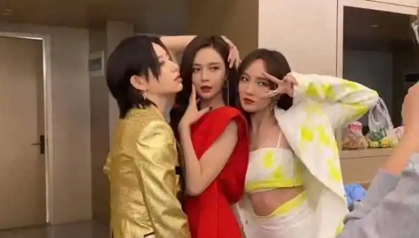 沈梦辰晒众星同框画面,杜海涛伸手搂吴昕不避嫌,王一博意外抢镜_时候