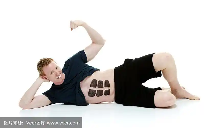 快乐的男人躺在地上,带着假的六块腹肌