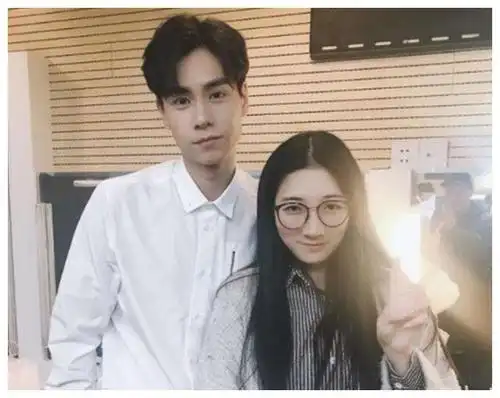 有种合照叫胡一天和谁都是高冷范唯独对她一脸宠溺