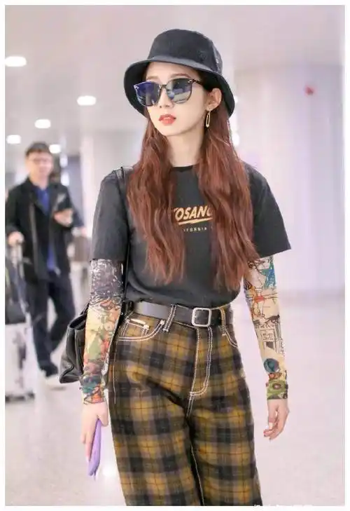 原创孟美岐非得这么酷吗渔夫帽搭格子裤配墨镜大花臂厉害了