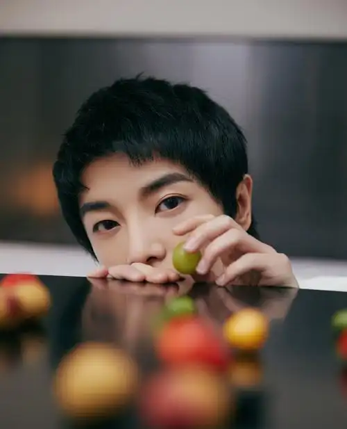 > 华晨宇水果拼盘大片写真图片(7/9)