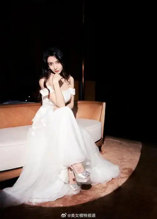 angelababy穿白色抹胸裙好优雅红唇搭波浪卷发仙气十足