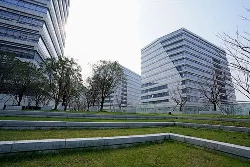 在钱塘智慧城,上班累了可去空中农场当农夫