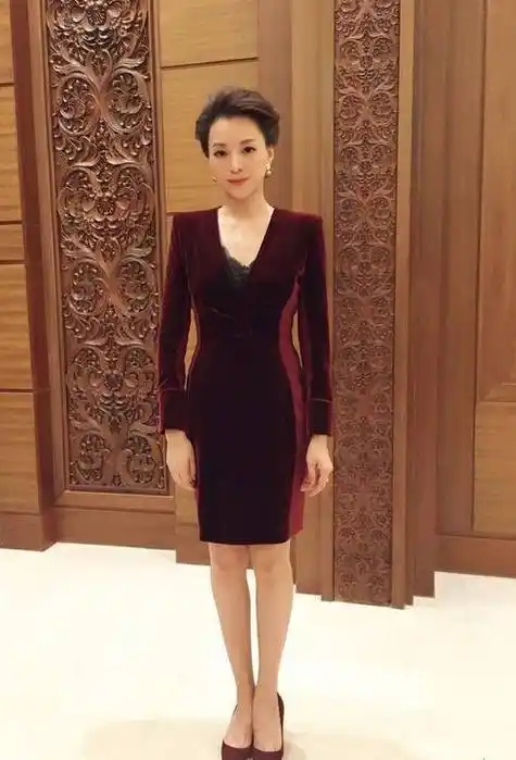 49岁董卿惊现素颜老态,头发凌乱如大妈!