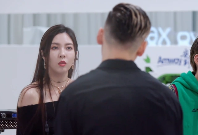 陈伟霆不舍宋妍霏离开,极力挽留却被导演组劝阻,两人瞒不住了?