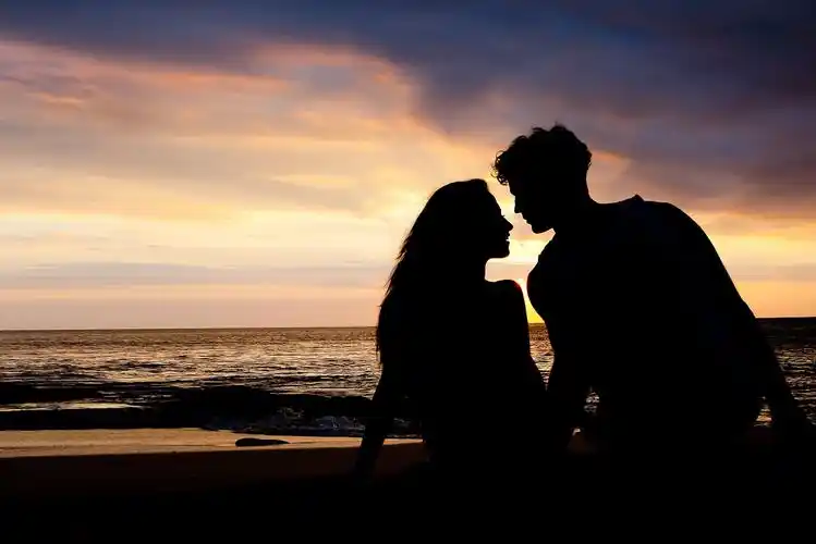 亲吻的情侣图片大全-亲吻的情侣高清图片下载-觅知网