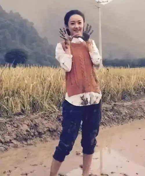 明星回老家探亲有人接地气有人一身大牌杨超越配文笑死我了