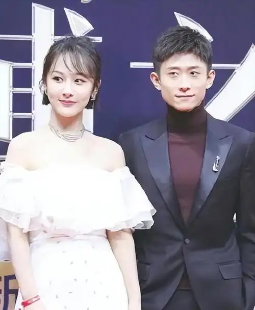 杨紫和张一山是演艺圈的著名演员,也是观众心中的"青梅竹马".