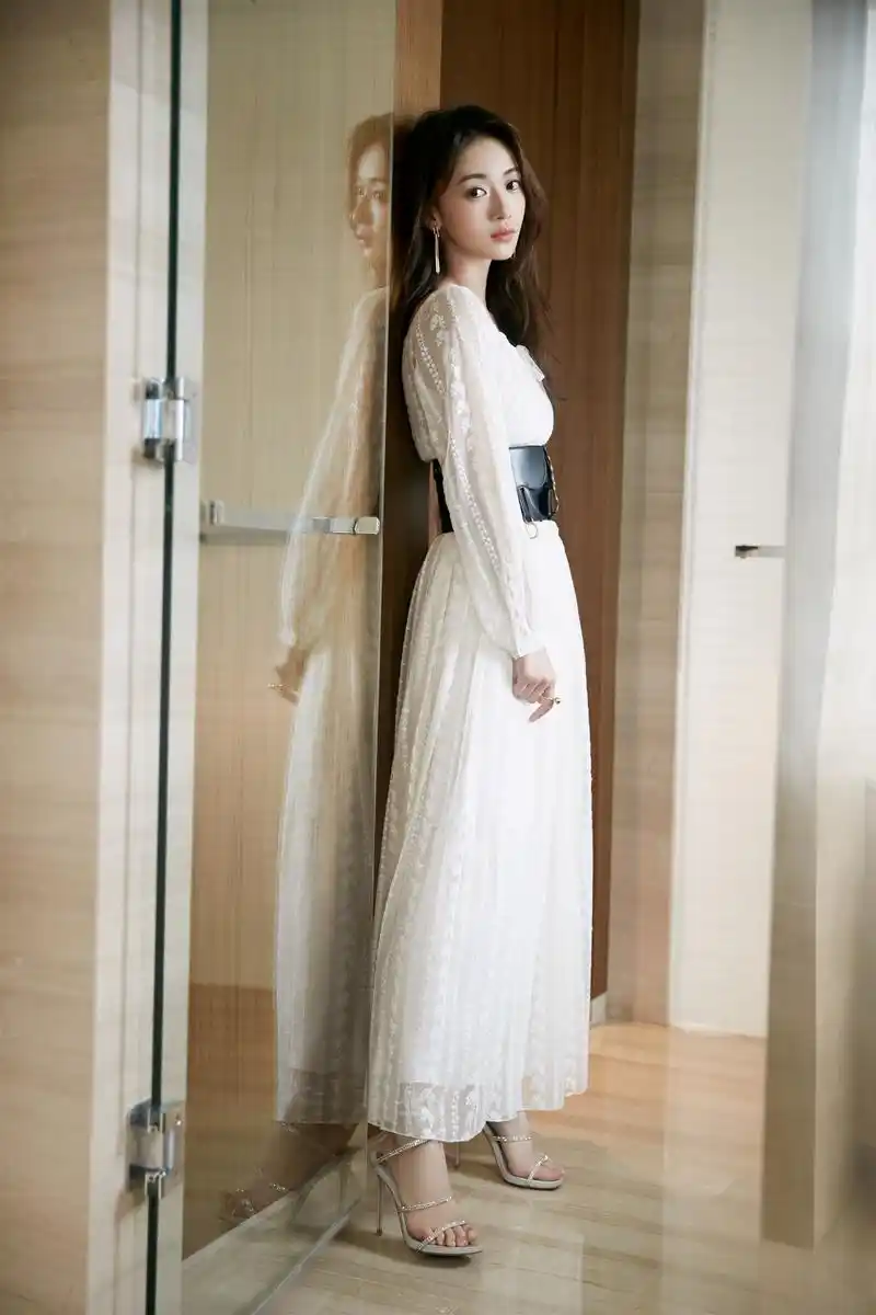 吴谨言携《正青春》亮相发布会 白裙简约大气温婉迷人