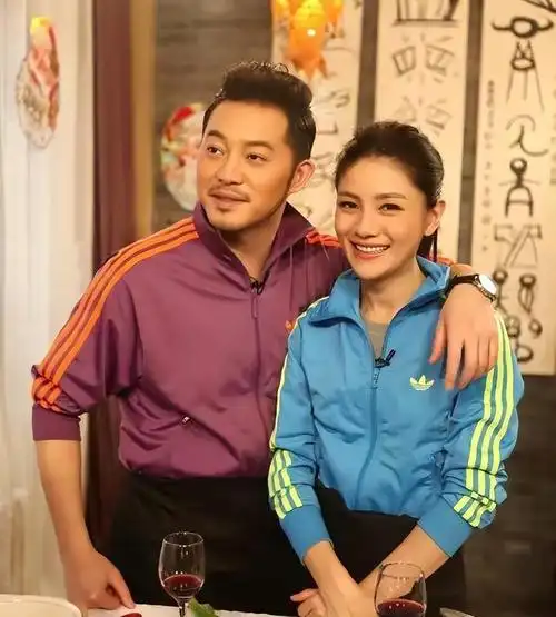 他们相识于节目现场,当时他被邀请作为胡可的嘉宾参加.