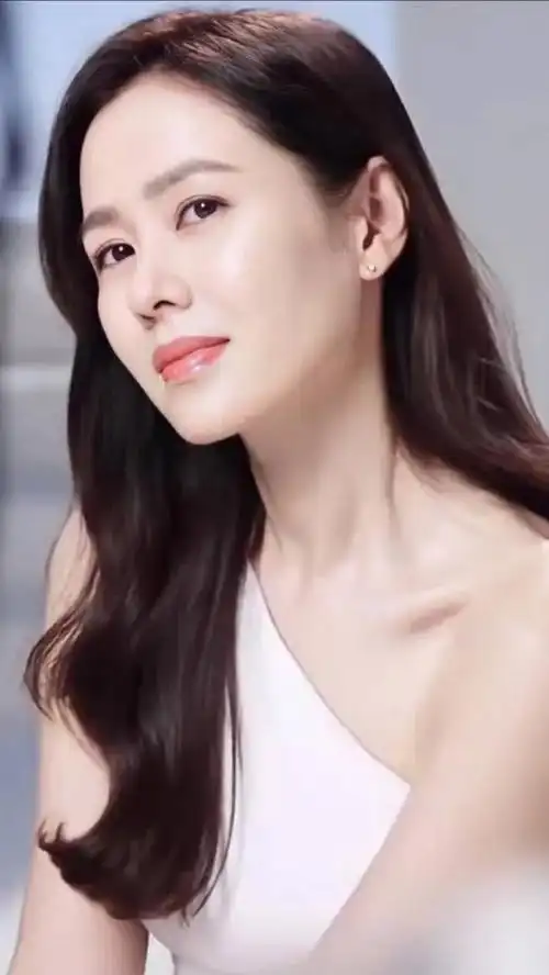 孙艺珍气质优雅魅力迷人