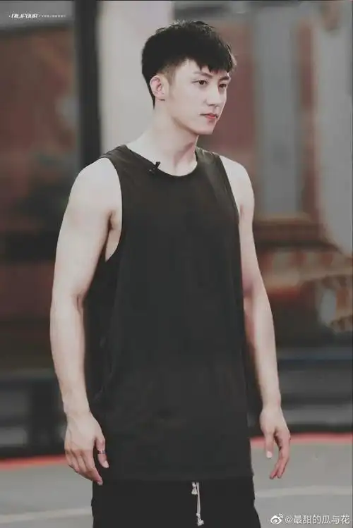 内娱男明星们都朝着这个身材自律起来吧#黄景瑜齐步走变装