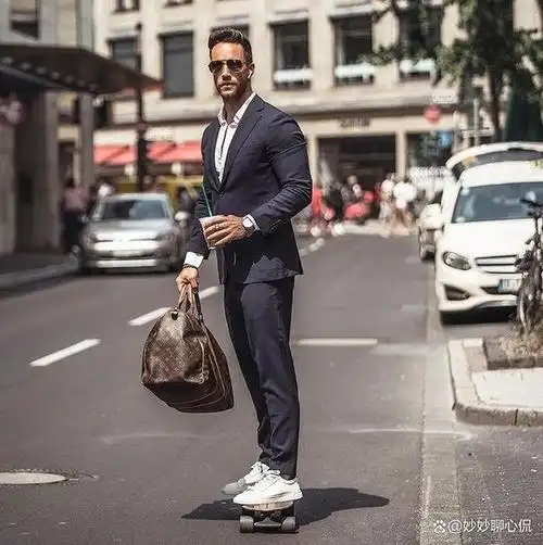 在袜子的搭配中也可以做出不同的变化,虽然什么颜色都可以搭,但造型的