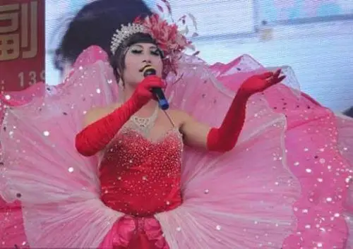 男子迷反串表演特意隆胸日常外出着女装