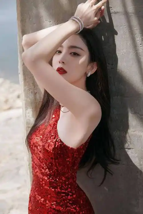 古力娜扎一袭红裙太明艳雪肤玉貌魔鬼身材性感撩人