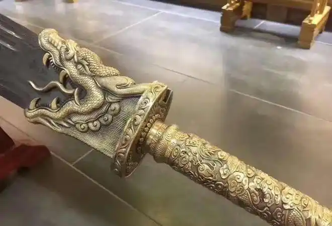 《倚天屠龙记》中为什么都去抢屠龙刀,却不没人抢倚天剑呢?_网易订阅